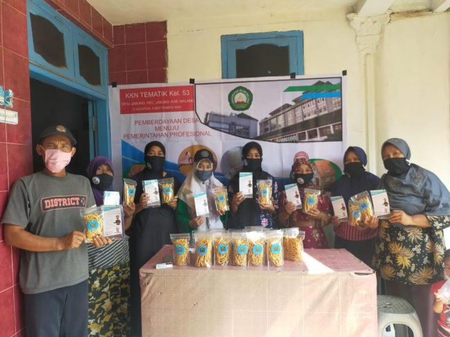 Stik Susu dan Hand Sanityzer Produk Andalan Mahasiswa Fapet dalam KKN Tematik Di Jabung