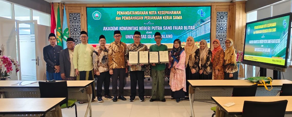 Penandatanganan MoU AKN Putra Sang Fajar Blitar dengan UNISMA Fapet